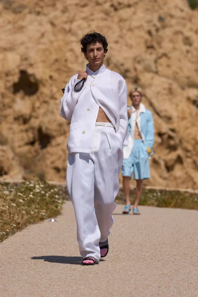 Look 15